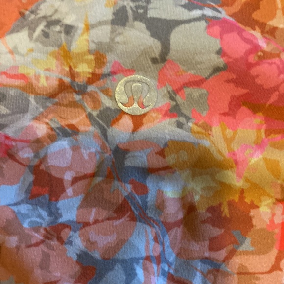 Cute and comfortable lululemon leggings - Picture 3 of 4